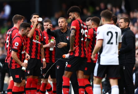 Gary O’Neil gives his team some instructions.