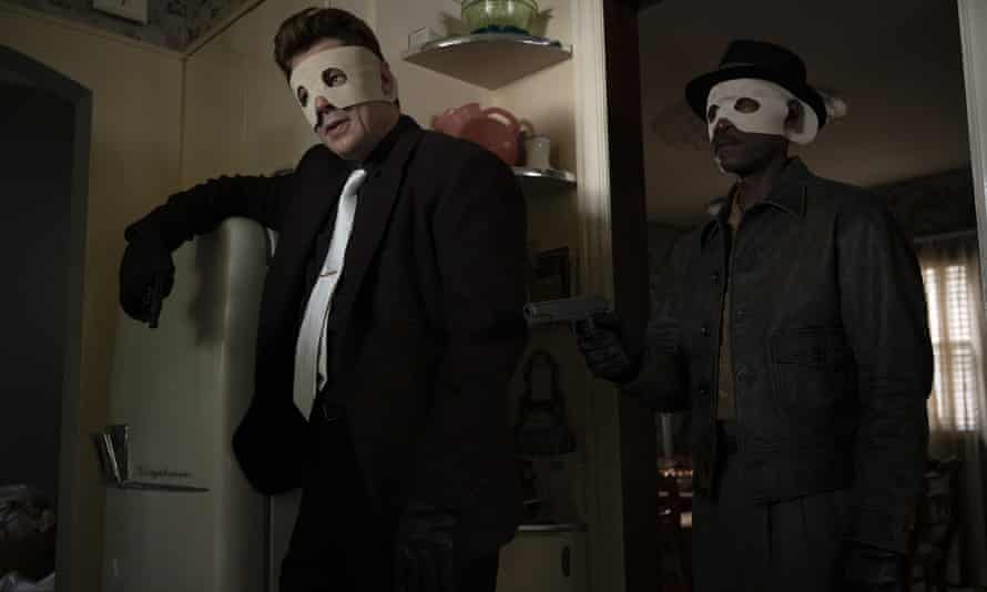 Esta imagen, publicada por Warner Bros. Entertainment, muestra a Don Cheadle (derecha) y Benicio Del Toro en una escena de 