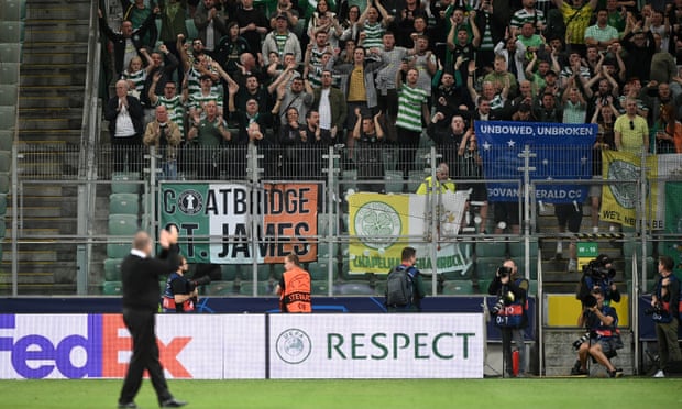 Anji Postecoglou aplaude a la afición tras el empate 1-1 del Celtic con el Shakhtar en Varsovia.