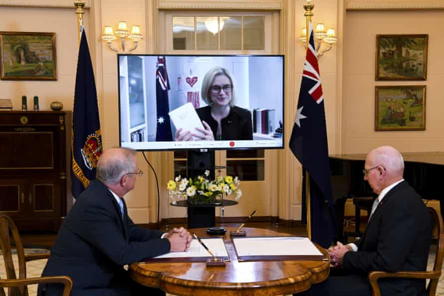 Amanda Stoker assiste par liaison vidéo lors d'une cérémonie virtuelle d'assermentation à la Government House à Canberra mardi.