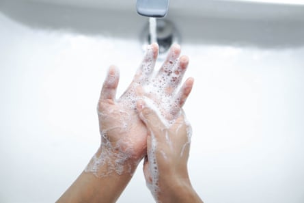 Somebody washing hands