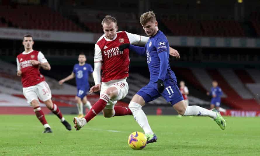 Rob Holding essaie de bloquer Timo Werner lors de la victoire d'Arsenal contre Chelsea le lendemain de Noël, qui a marqué un tournant pour l'équipe.