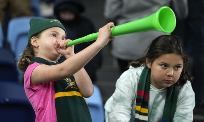 Un hincha sudafricano con Vuvuzela.