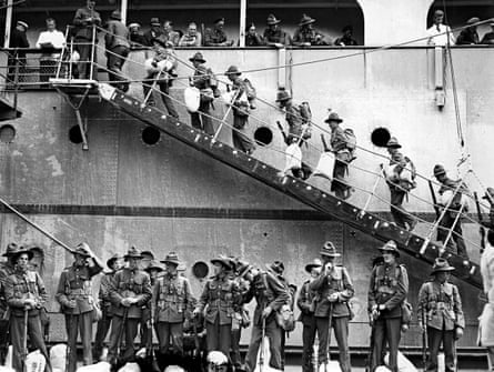 Новозеландские солдаты садятся на трап военного корабля, 1940 год.