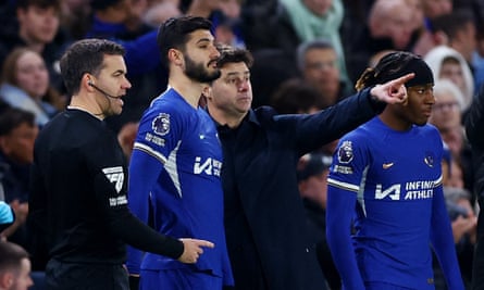 Armando Broja speaks to Mauricio Pochettino on the sidelines