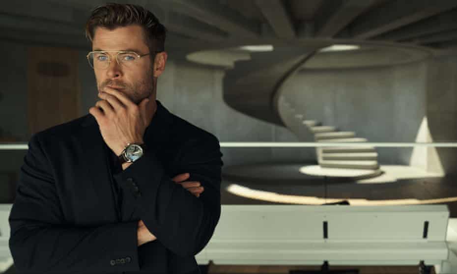 Chris Hemsworth as Dr Abnesti in Spiderhead. 