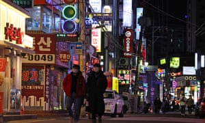 Los cafés, restaurantes y salas de karaoke que se ven en una calle de Seúl, Corea del Sur, deberán cerrar a las 9 p.m., según el nuevo toque de queda del gobierno.