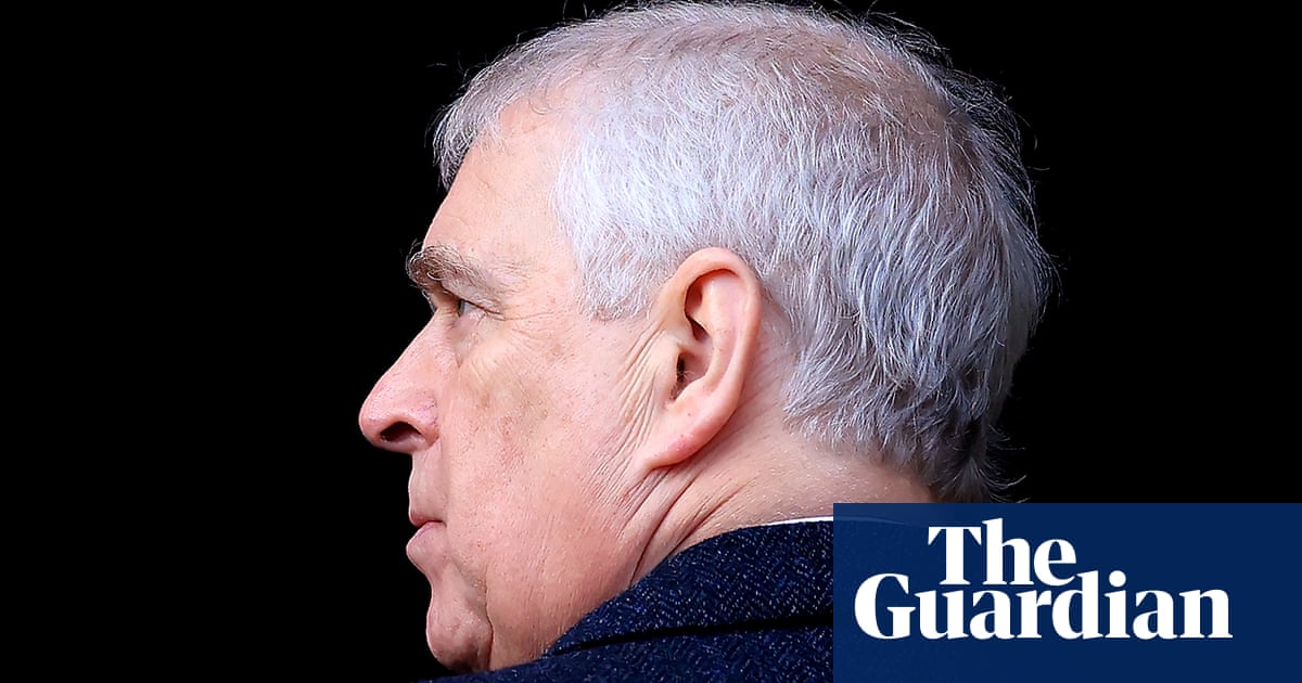 Каролайн ДейвисОбвиненията включително опипване на женска гърда и сексуален контакт