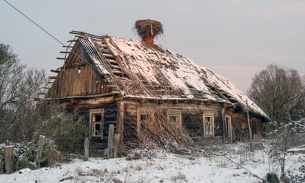 Auf dem Schornstein eines verlassenen Hauses in Kudrychy befindet sich ein leeres Weißstorchennest.