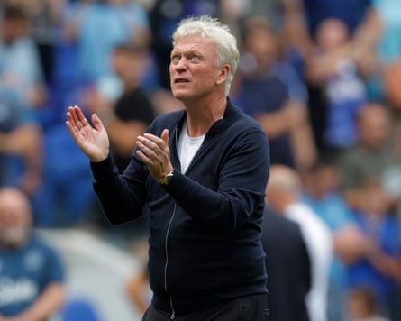 David Moyes applauds the Everton fans after the final whistle