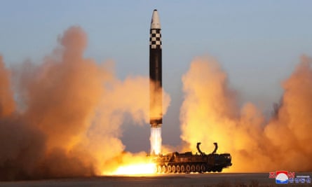 La Corée du Nord a tiré lundi deux missiles balistiques.  Il s'agit d'une image du lancement d'un missile balistique intercontinental en mars.