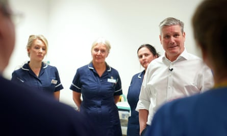 Keir Starmer talking to nursing staff