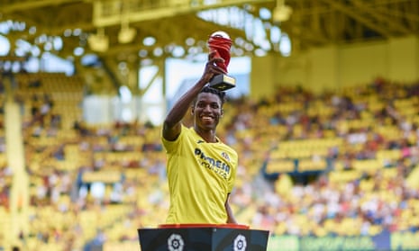 Nicolas Jackson holds La Liga's player of the month trophy for May 2023