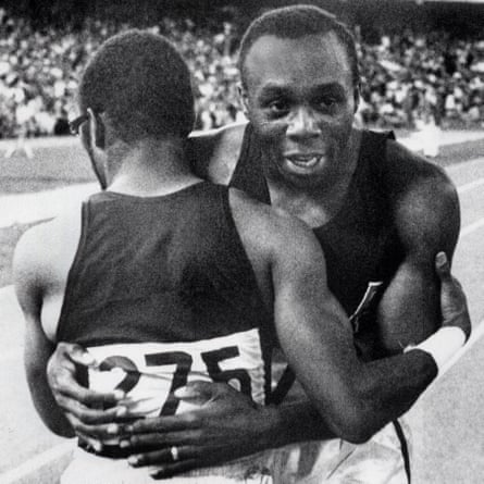 Jim Hines (kanan) diberi selamat oleh Charles Green di Olimpiade 1968