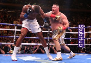 Andy Ruiz Jr aterriza a la derecha sobre Anthony Joshua durante su sorprendente victoria en el Madison Square Garden