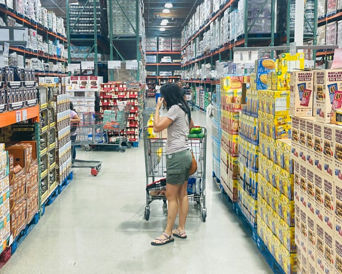 US consumer confidence falls in August as gas prices remain above $4 per gallon