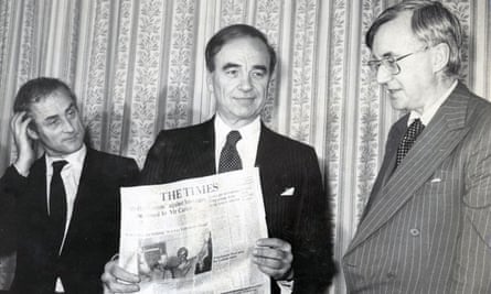 Harold Evans, left, at a press conference after Rupert Murdoch, centre, won ownership of the Times and Sunday Times, in 1981. On the right is William Rees-Mogg, whom Evans succeeded as editor of the Times.