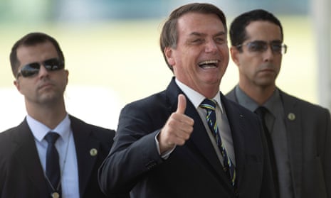 President Jair Bolsonaro flanked by two men