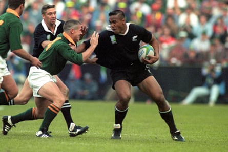 Jonah Lomu de Nueva Zelanda (derecha) es acorralado por James Small de Sudáfrica en la final.