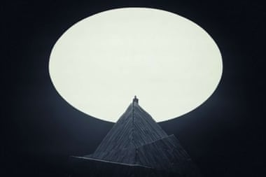 Es Devlin: ‘Has every thing I’ve made been definitely worth the sources? In all probability not’ | Artwork and design 5 Kanye West atop a Devlin-designed mountain on the Yeezus tour.