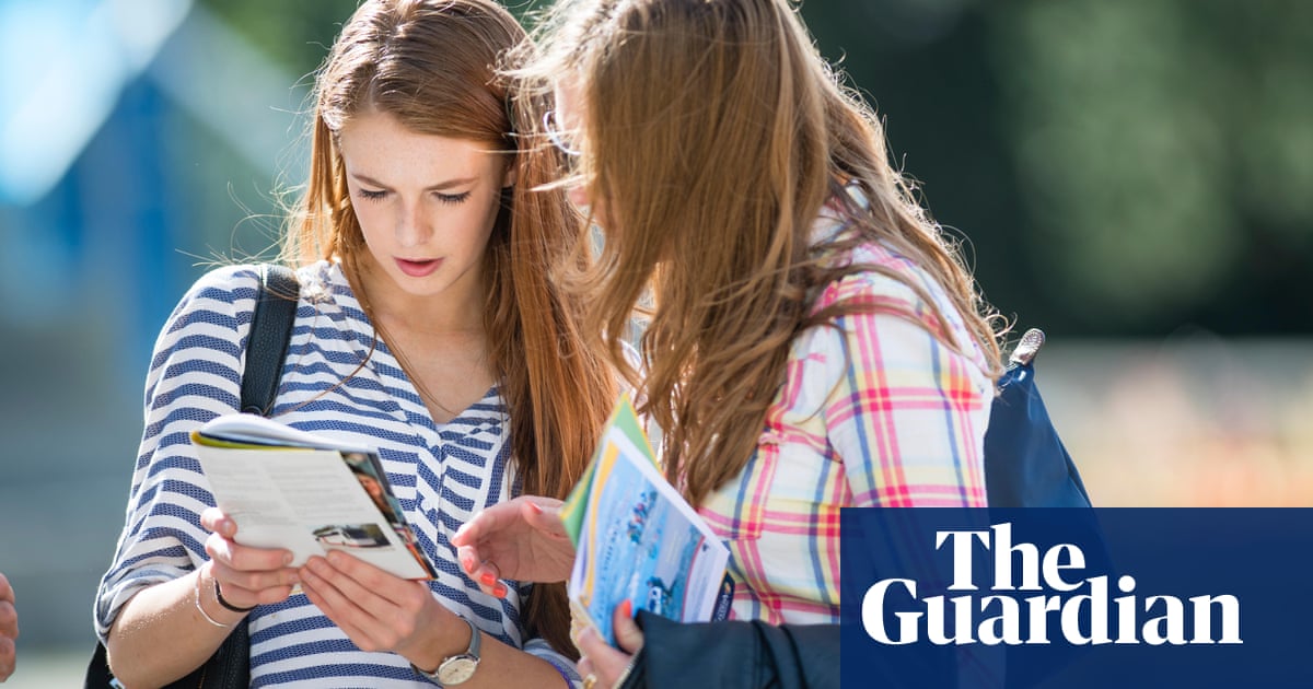 Record set to tumble as 311,000 UK teenagers apply for university