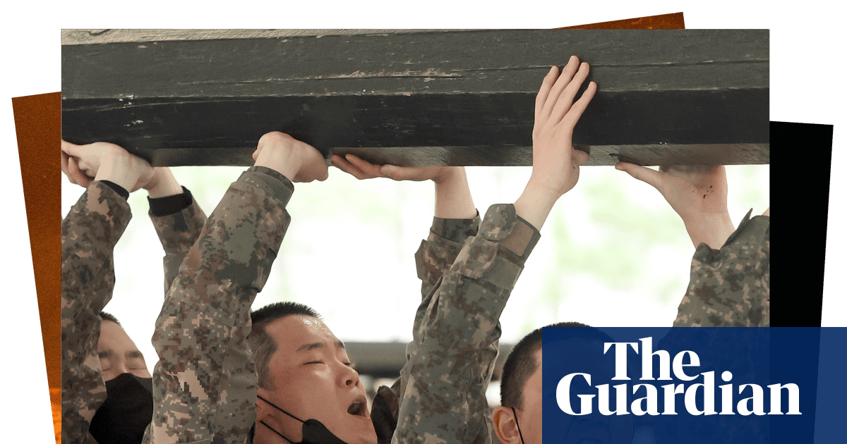 Beam lifting, digital fashion and a bike race: photos of the day