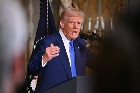 مردی با کت و شلوار با میکروفون صحبت می کند