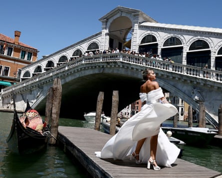 Una mujer vestida de novia camina cerca del Puente de Rialto en el segundo día de las festividades de la boda del fundador de Amazon, Jeff Bezos, y la periodista Lauren Sánchez en Venecia.
