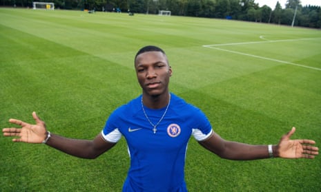 Moisés Caicedo in the colours of Chelsea