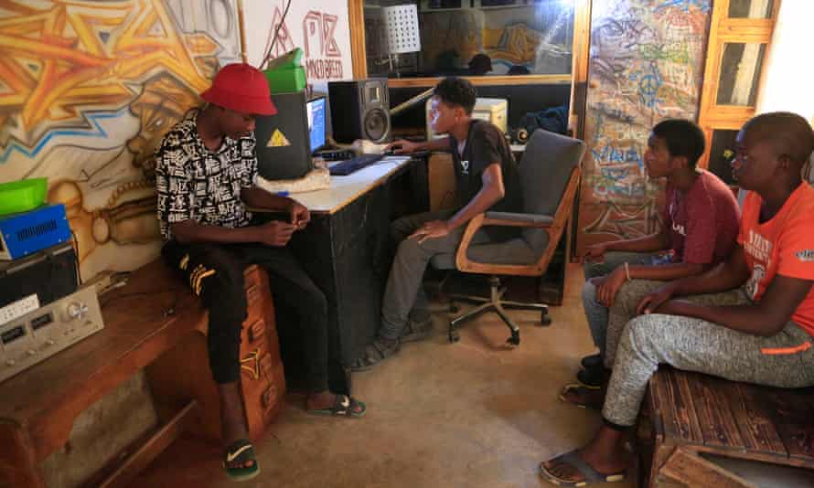 Michael Moso, Musikproduzent in Mbare, arbeitet mit jungen Hip-Hop-Künstlern in einem Studio in Mbare