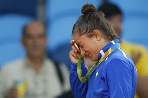 ماجليندا كالماندي كوسوفو يبكي بعد حصوله على الميدالية الذهبية.