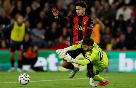 David Raya brings down Evanilson for the decisive penalty