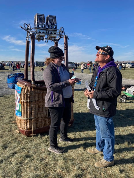 Pilot balon udara Alan Hahn dari Aurora, Colorado, mencoba kacamatanya di Festival Balon Internasional Albuquerque di New Mexico.