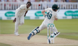 Steve Smith recibe un golpe en la cabeza mientras intenta evitar una entrega de Jofra Archer de Inglaterra durante la segunda prueba en Lord's.