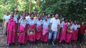 Mamy Razafitsalama con la comunidad de Madagascar
