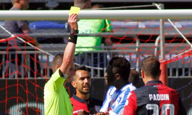 Pescara’s Sulley Muntari is booked by referee Daniele Minelli