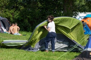 Festivalgoers setting up tents