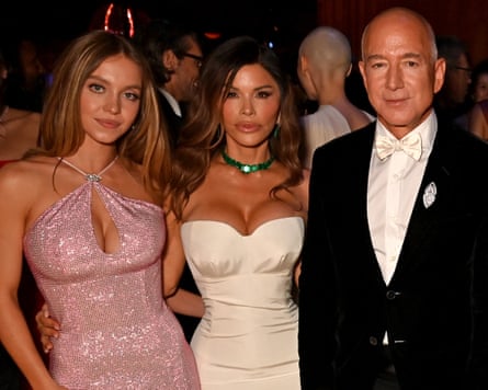 Sweeney (left) at the 2025 Vanity Fair Oscar Party with Jeff Bezos.