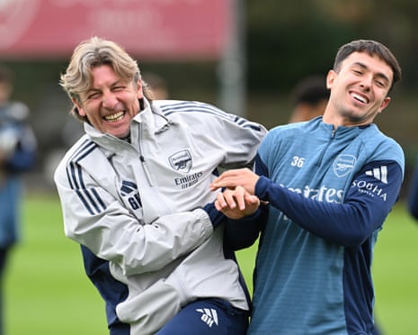 Arsenal coach Gabriel Heinze with Martín Zubimendi during training