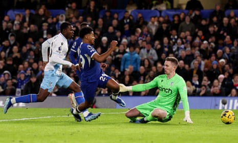 Ијан Матсен из Челсија у мечу са Дином Хендерсоном из Кристал Паласа.