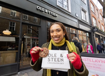 Mabel shows her Ole & Steen cookie