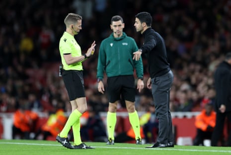 Referee Alejandro Jose Hernandez Hernandez rebukes his compatriot Mikel Arteta.