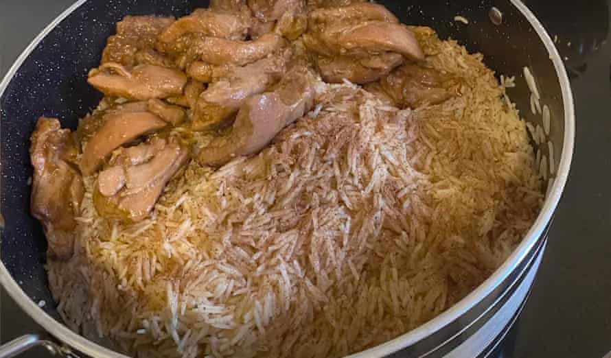 Le cosce di pollo aggiunte al composto di riso per fare la palow di Narange.