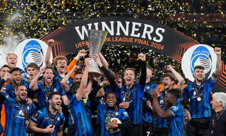 Atalanta's players celebrate with the trophy after winning the Europa League final against Bayer Leverkusen.