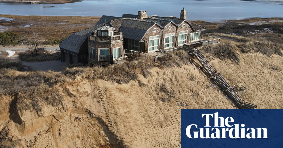 On the edge: Massachusetts home at peril of tumbling into bay from erosion | Massachusetts On the edge: Massachusetts home at peril of tumbling into bay from erosion | Massachusetts