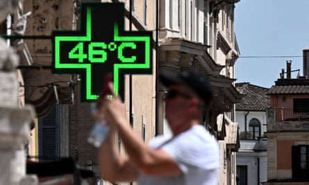 Температурный дисплей возле аптеки в Риме показывает 46°C