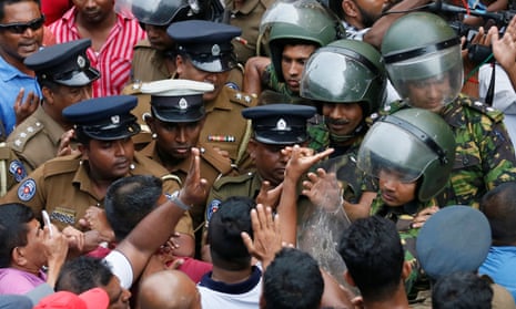 Supporters of Mahinda Rajapaksa argue with members of the Special Task Force and the police in Colombo.