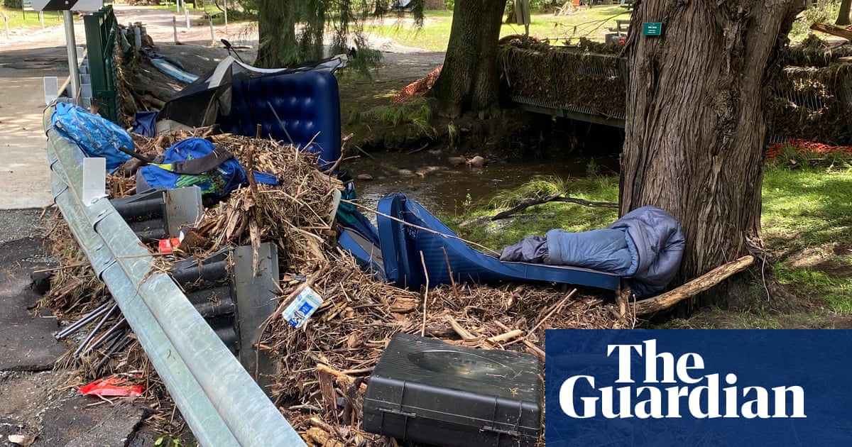 Палатките и караваните бяха отнесени по време на 30 минутно наводнение