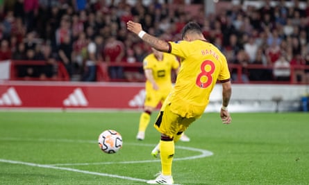 Gustavo Hamer scores for Sheffield United to make it 1-1 against Nottingham Forest at the City Ground.