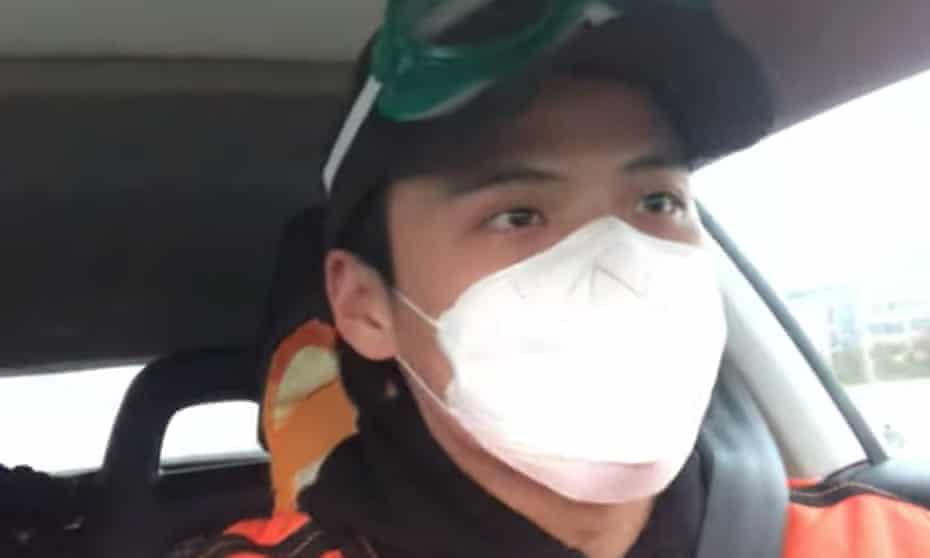 Li Zehua livestreaming from his car in Wuhan while he was being followed.